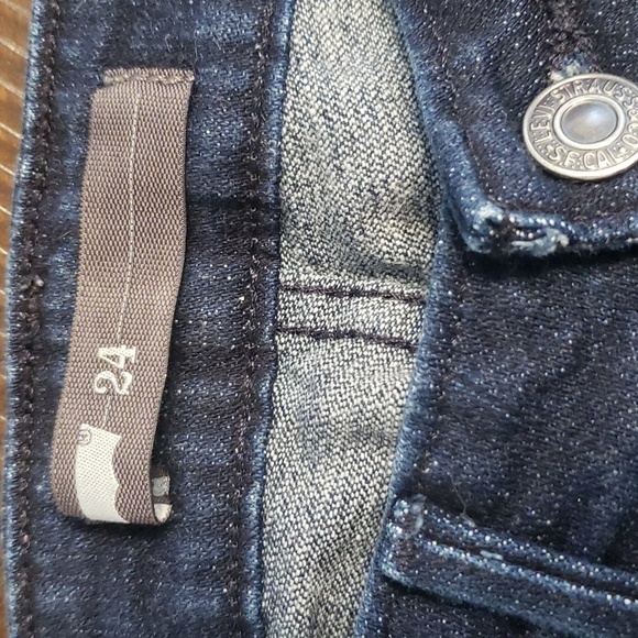 Levi's dark wash stretch burmuda shorts - Picture 2 of 5